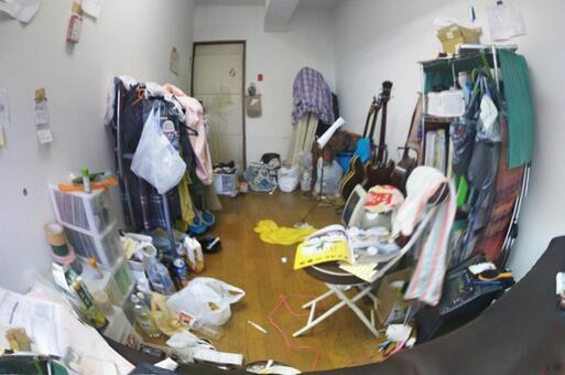 物が散らかった汚い部屋、ビフォー写真