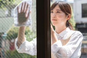窓を拭く不用品回収業者 KADODEの依頼を検討