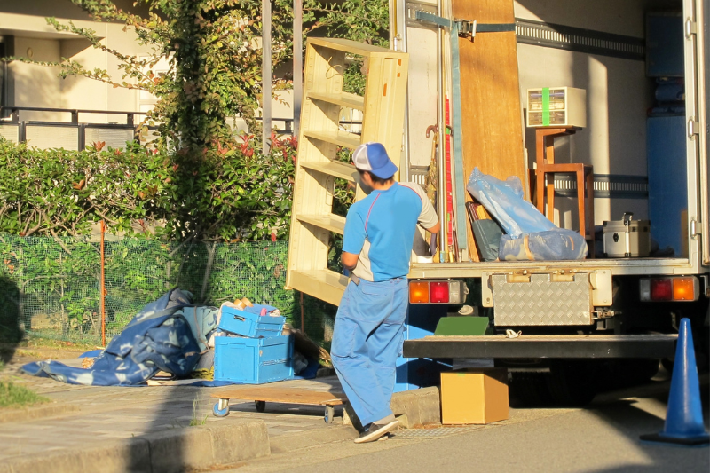 江東区で粗大ゴミを運び出す作業員