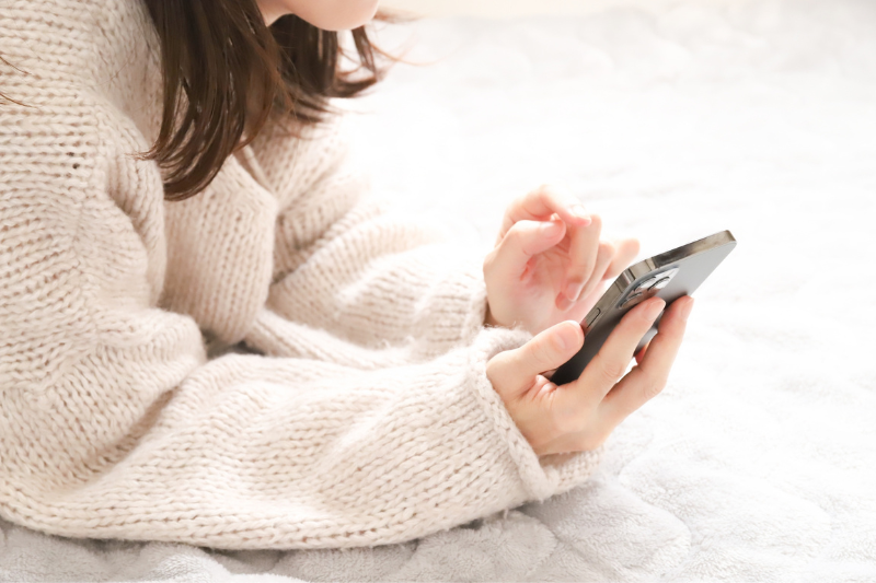 不用品回収の窓口で検索をする女性