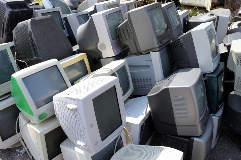豊島区で回収できない廃棄パソコンの山