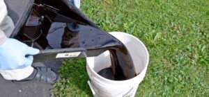 廃油の処理・処分方法|エンジンオイルやその他廃油の捨て方完全ガイド