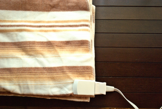 電気毛布の処分タイミングは?【寿命と発火リスク】