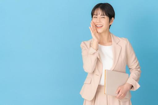 下着の断捨離の注意点を呼び掛ける女性