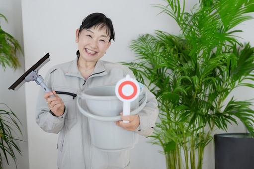 ゴミだらけの部屋の掃除に業者がおすすめな理由を解説する女性