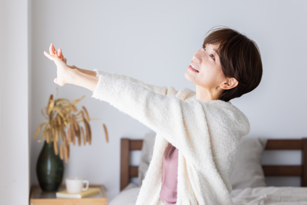 汚部屋を断舎離して心が晴れ晴れしている女性