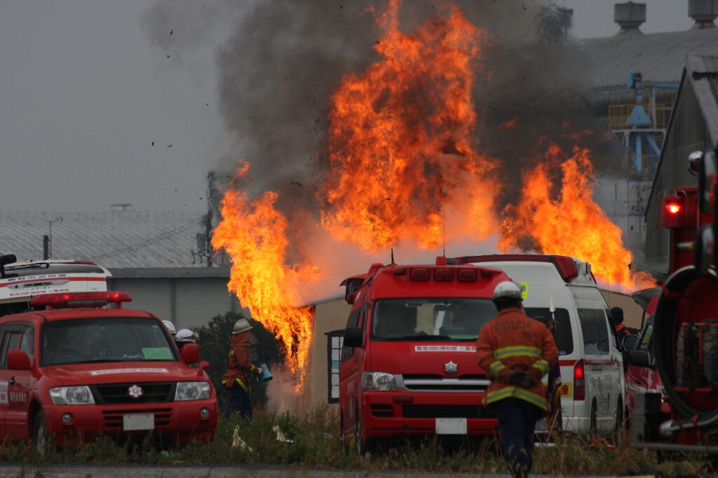 ゴミ屋敷が火事になっている様子