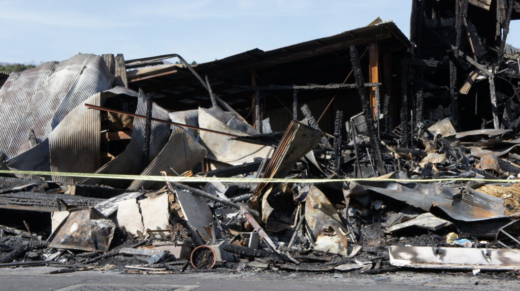 ゴミ屋敷が火事になって全焼している画像