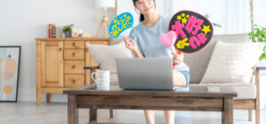 オタクグッズを断捨離して綺麗になった部屋で推し活をしているオタク