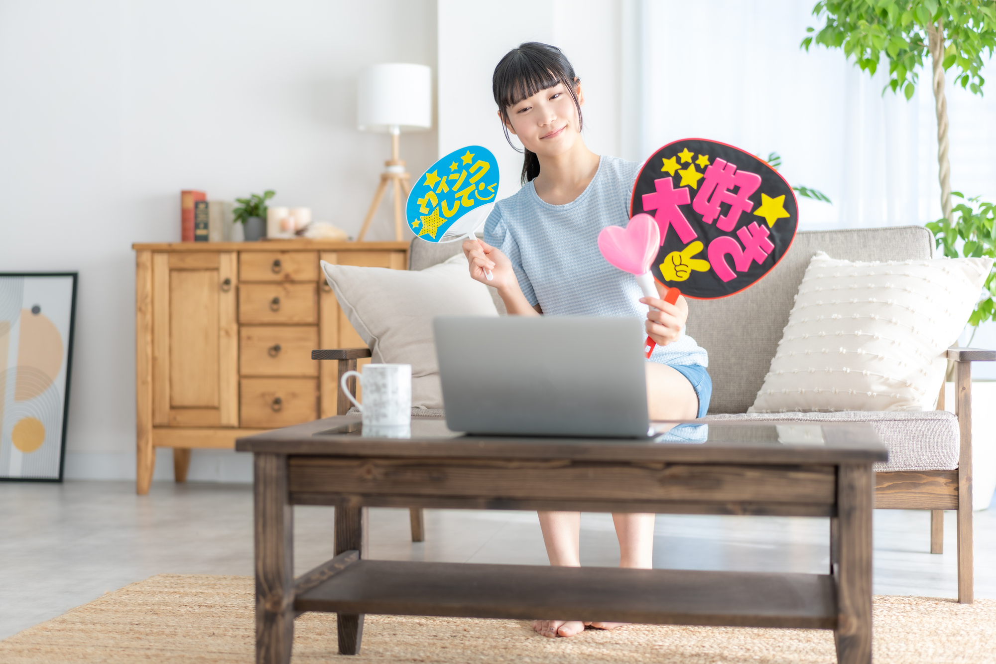 オタクグッズを断捨離して綺麗になった部屋で推し活をしているオタク