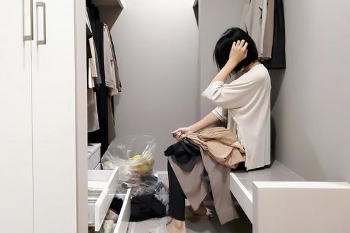 運気を上げるために服断捨離する女性