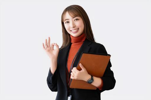 運気が変わる模様替えのステップを解説する女性