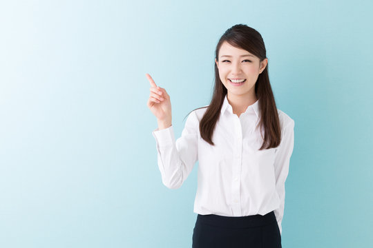 掃除などの運気を即効で上げる方法をランキングで解説する女性