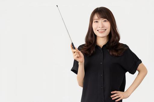 実家断捨離に不思議な効果がある理由を解説する女性