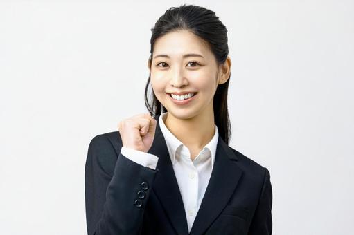 実家の断捨離で不思議な効果を感じている女性