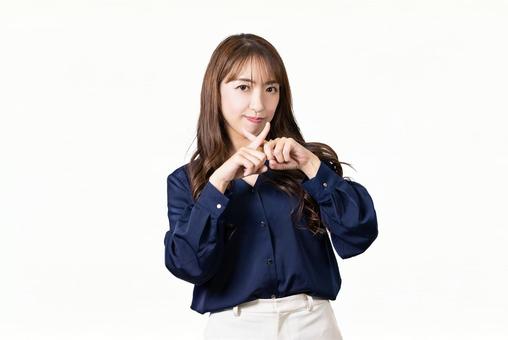 運気を上げる部屋作りの注意点を解説する女性
