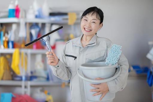運気を上げる掃除方法を解説する女性