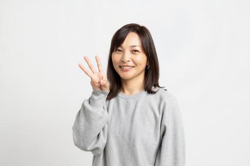 模様替えで運気が変わる理由を解説する女性