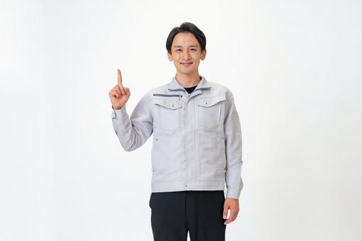 不思議な効果を実感するための実家断捨離に業者がおすすめの理由を解説する人