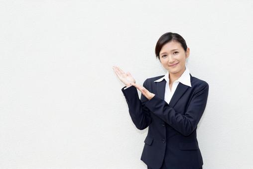 職場の人間関係を良くする風水の方法を実践する際の注意点を解説する女性