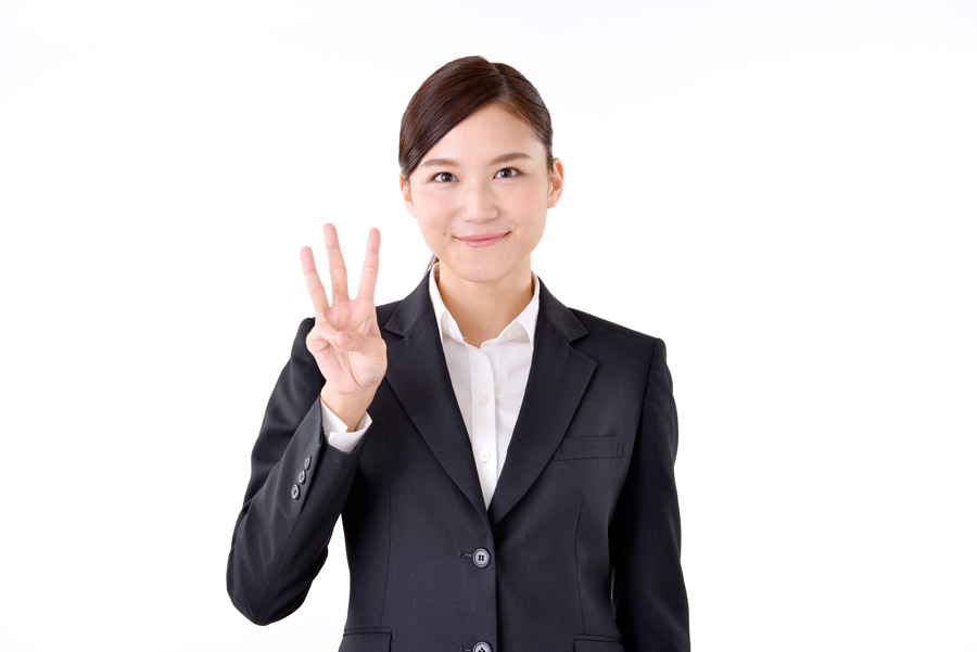 部屋の臭いの原因がわからないため業者に依頼する人に向けて業者選びのコツを解説する女性