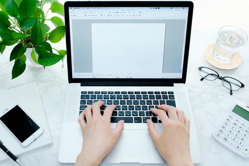 職場の人間関係を良くする風水の方法をオフィスで実践している人