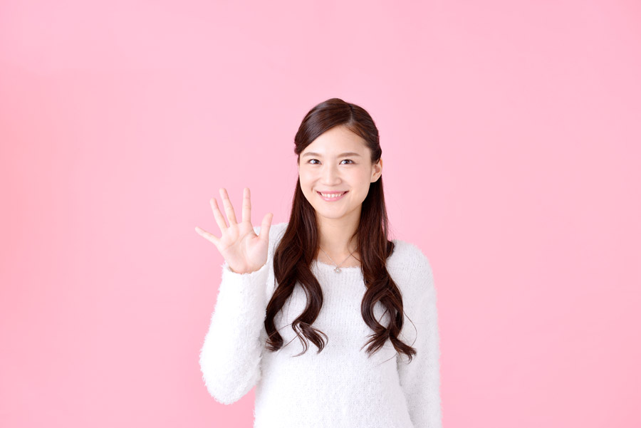 うつの人に向けて物を捨てたくなる時に片付けする際のコツを解説する女性